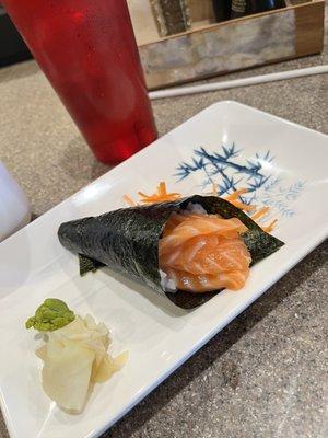 Salmon hand roll