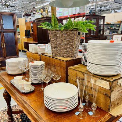 Plates, glasses, baskets