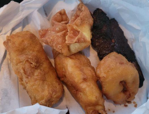 Appetizer Combination For One (egg roll, sweet & sour shrimp and chicken, crab rangoon, beef on a stick).