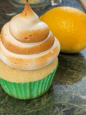 Lemon Meringue Cupcake with Lemon Curd Filling