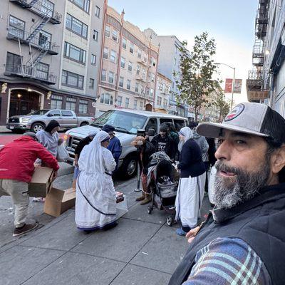 Brother Knights of Marian Council 3773 help (Missionaries of Charity) Sisters distribute 50 Thanksgiving meals in the Tenderloin.