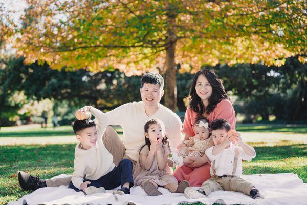 Growing Cute Family in Holiday Mini Session