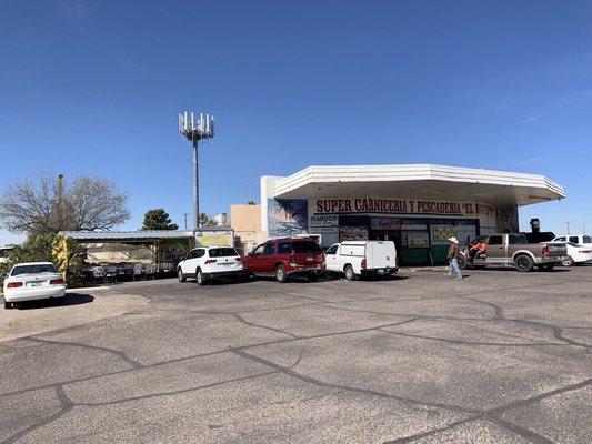 Food truck (left) and adjacent Mexican market (right).