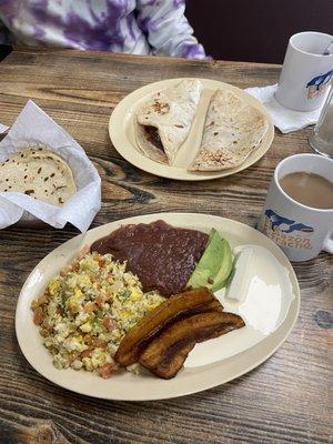 Baleadas sencilla y un Plato de juevos con frijolis y plantains con avocado