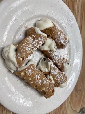 Cannoli dessert