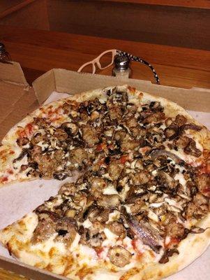 Medium pie with double mushrooms sausage and anchovy's