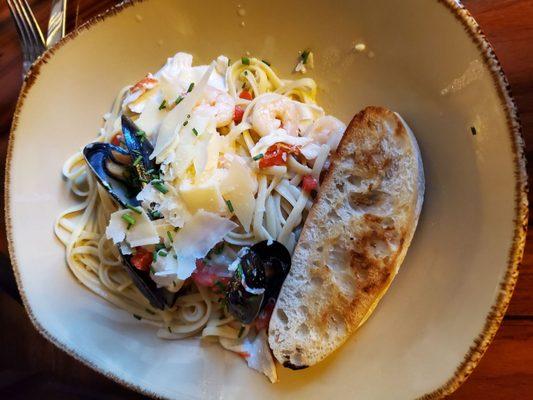 Seafood linguine