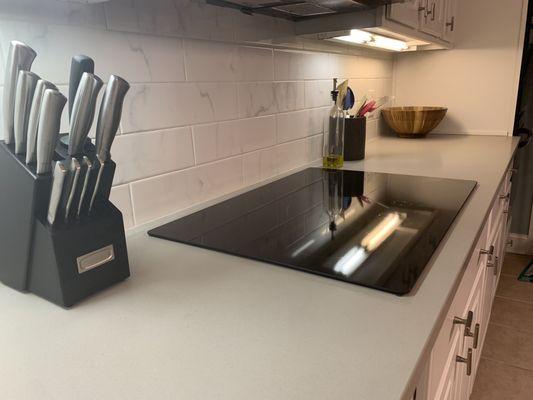 Kitchen counter: Hanstone quartz, artisan grey