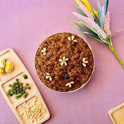 Yakshik (Steamed sweet rice mixed with soy sauce, raisins, sugar, and salt and topped off with sweet peas, marinated chestnut, and jujubes)