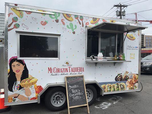 Food truck wonderful food and Mother/Daughter team!