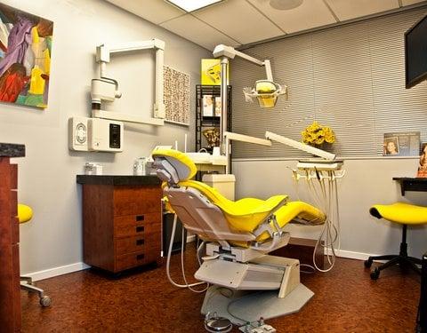 Bruce G Freund, DDS