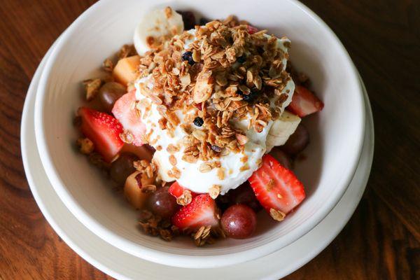 Yogurt granola fruit bowl