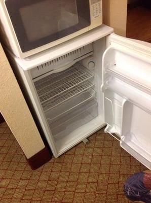 Nice sized mini fridge, too bad it doesn't work and has a funky smell. Checked to make sure it's plugged in, it is.