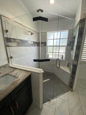 Frameless shower