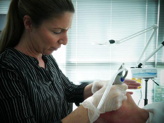 Shannon giving a HydraFacial