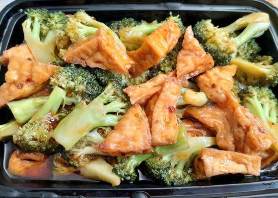 Tofu and broccoli with garlic sauce.