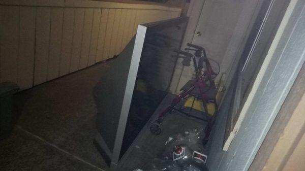 That's my old TV at Aarons put on my balcony stairs he never did taken away and they try to charge me for it