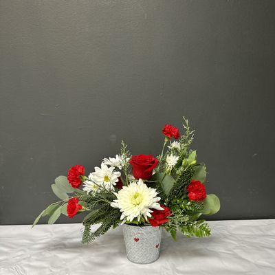 Love Note flower arrangement with red roses, white daisies and red carnations is a small token of your love. perfect for kent state students