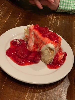 Cheesecake with extra white chocolate cream sauce and strawberries