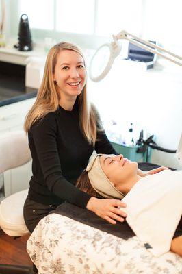 Julie, founder of Acne Specialists