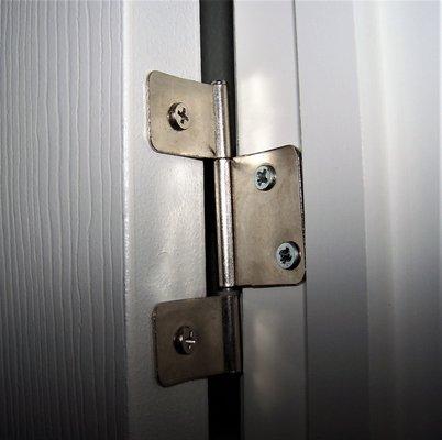 MANY SLOPPY INSTALED DOOR HINGES