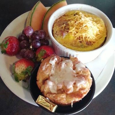 Bacon cheddar broccoli egg bake which came with fruits and really yummy apple fritter bread.