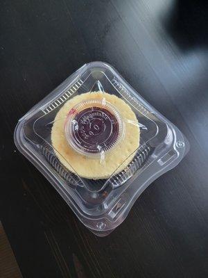 Mini cheesecake with blueberry sauce topping