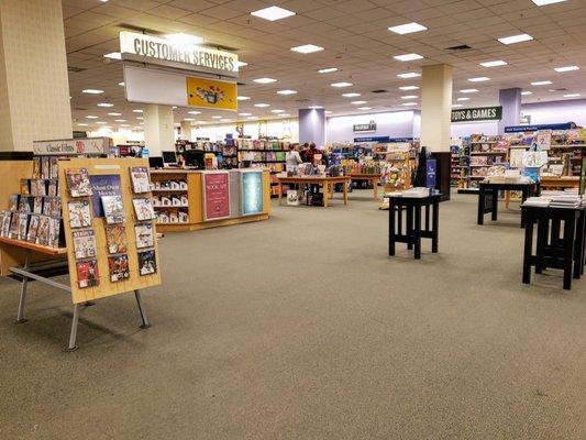 Inside Barnes and Noble Valley View Mall