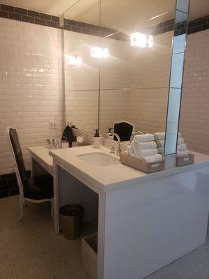 Vanity area with complimentary toiletries