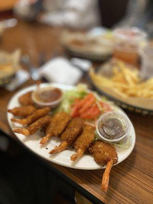 Butterfly shrimp with salad.