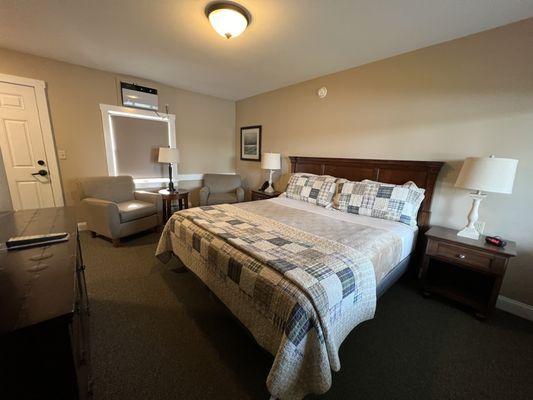 My Haley Pond king room with water view - has fridge, microwave & traditional coffee maker