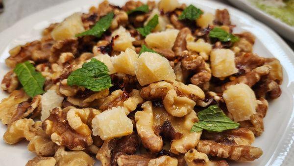 Walnuts with honey and cheese