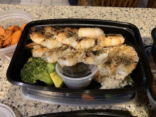 Shrimp with brown rice, veggies and a balsamic glaze