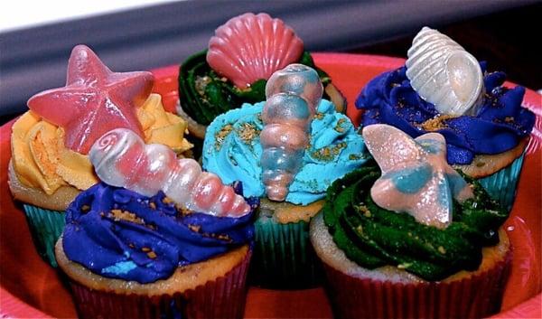 Cupcakes to match the mermaid cake