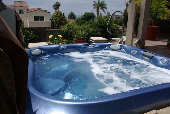 Jacuzzi spa overlooking the Pacific Ocean