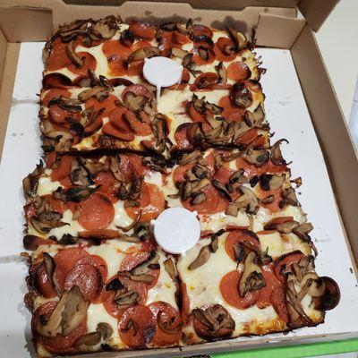 8 corner, Octopie with pepperoni and mushrooms