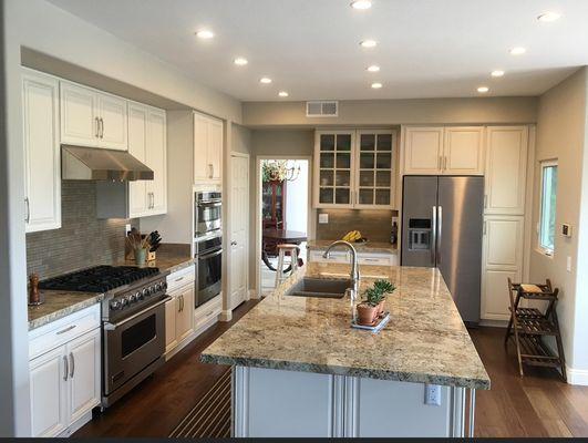 White shaker cabinets, granite,