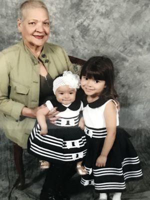 I'm in Love with these photos :D It was my Grandmas Bday yesterday so she wanted to take sum photos with her grandchildren