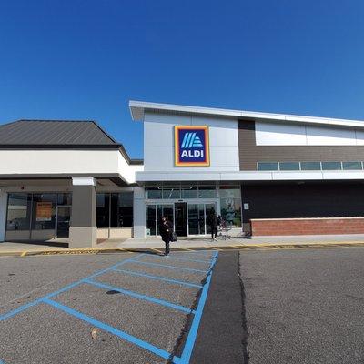 Entrance to Aldi