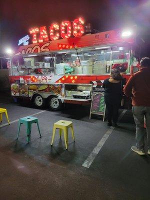 Why do people suck at ordering? It's a taco truck. How are you this befuddled...? Lol