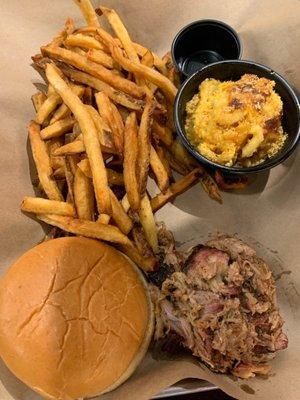 Pulled pork (with bun on the side) and Mac n cheese, very good!