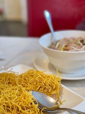 Fried noodle with shred chicken and bean sprouts