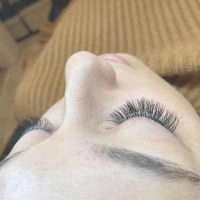 Hybrid lash extensions for a fluffy and natural look!