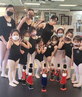 kids ballet class  5 - 6 age 
Wed 5:00 pm 
Sat  11:30 am - 1:00 pm