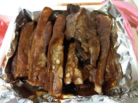 Whole slab smoked pork spareribs, sliced up to go. The meat was tasty and very tender, but the bbq sauce was very mild, kinda bland.