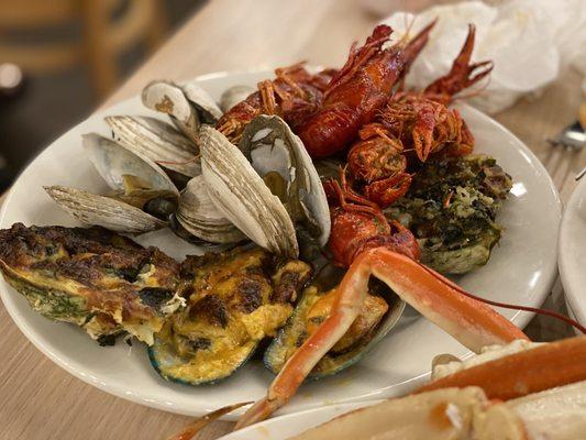 Crawfish, Bake cheese mussel, and clams.