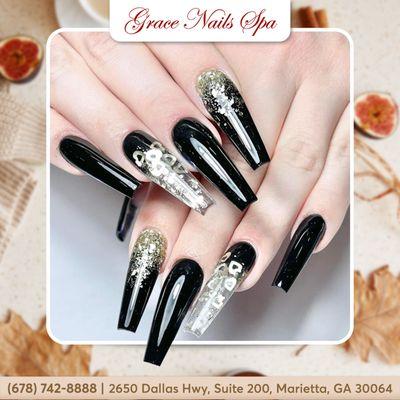 Radiate elegance and style with our Silver Glitter and Black Nail Design. Let your hands sparkle this season.