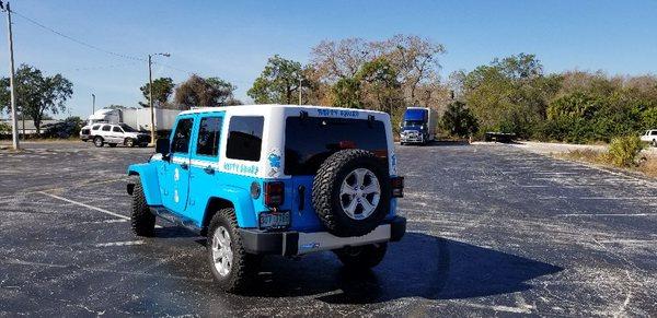 Hefty Smurf Jeep, by cargraphics.pro