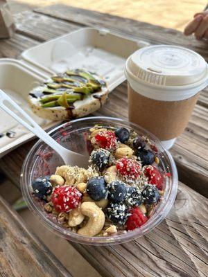 Green Açaí bowl, Thai Latte, Avo Everything Bagel