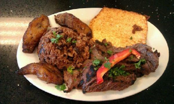 La deliciosa Carne Asada con Gallo Pinto y Queso Frito!!!